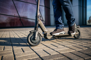 Policja przypomina obowiązujące przepisy dotyczące jazdy hulajnogą elektryczną