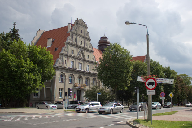 Starostwo Powiatowe w Mrągowie (fot. Honza Groh/CC BY-SA 3.0/wikipedia )