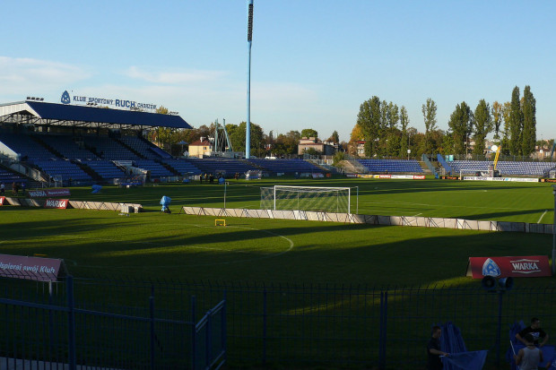 Stadion Ruchu Chorzów czeka na przebudowę od lat. Projekt jest gotowy od 2015 r. (fot. wikipedia.org/Gino Paoli CC BY - SA 3.0)
