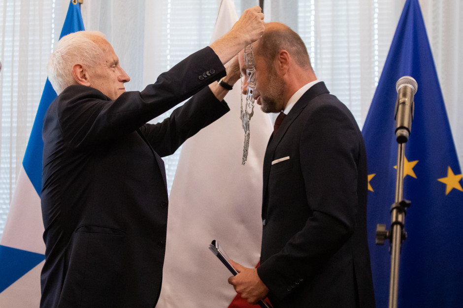 Konrad Dijołek zaprzysiężony na prezydenta Rzeszowa (fot. facebook.com/konradfijolek.info) Konrad Dijołek zaprzysiężony na prezydenta Rzeszowa (fot. facebook.com/konradfijolek.info)