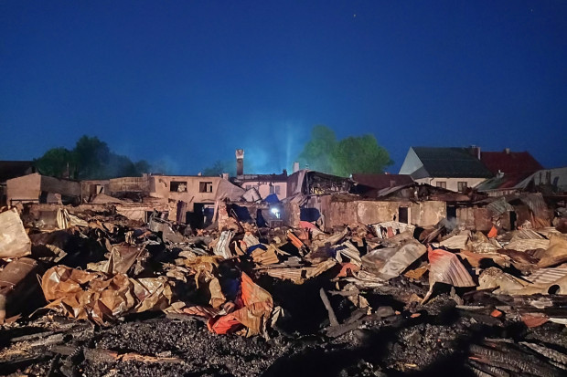 Zniszczeniu lub uszkodzeniu uległo 25 budynków mieszkalnych (fot. /twitter.com/KGPSP)