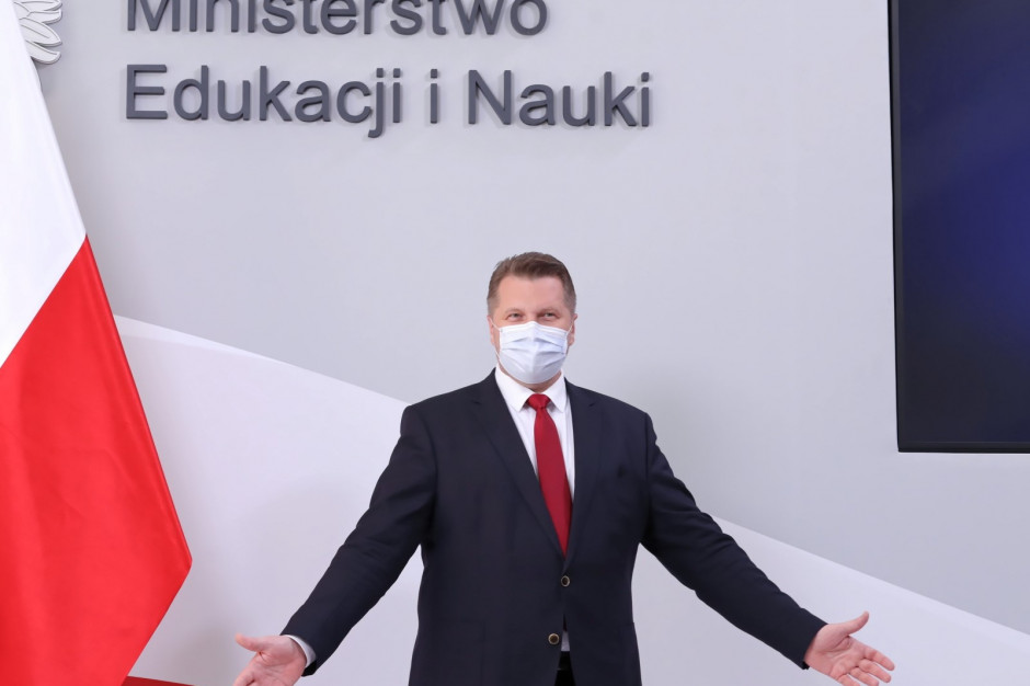 Minister edukacji i nauki Przemysław Czarnek podczas uroczystości wręczenia stypendiów dla wybitnych młodych naukowców w 2021 r., 23 bm. w siedzibie MEiN w Warszawie. (fot,PAP/Tomasz Gzell) Nowe kompetencje dla ministra edukacji? Sejmowa komisja mówi "Tak"