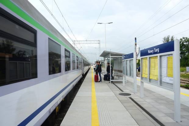 Niwy peron na stacji Nowy Targ już służy podróżnym (fot. Błażej Mstowski/PKP PLK)