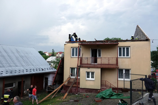 Łącznie uszkodzonych jest 70 budynków (fot. nowosadecki.pl)