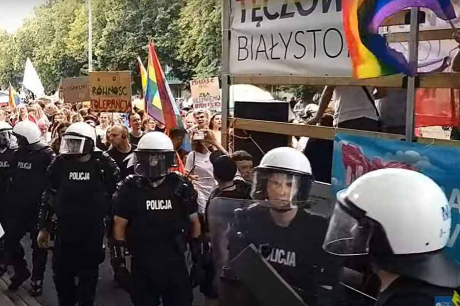 Marsz Równości pod hasłem "Białystok domem dla wszystkich" był legalny, ale towarzyszyło mu kilka kontrmanifestacji, a także właśnie Piknik Rodziny (fot.Youtube/radio Białystok)