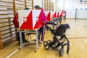 W niesprzyjających warunkach niepobranie karty referendalnej może skutkować ujawnieniem poglądów politycznych wyborcy (fot. PTWP).