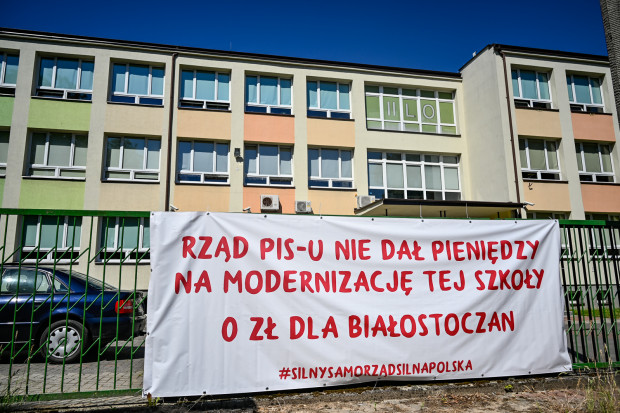 Kurator oświaty Beata Pietruszka zwróciła się do dyrektorów szkół, gdzie są banery, o pilne wyjaśnienia, poprosiła też u ich usunięcie (fot. UMB)