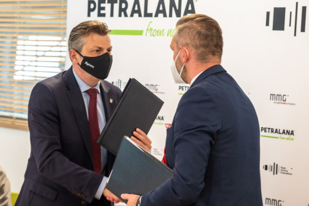 Podpisanie listu intencyjnego, na zdjęciu prezydent Mariusz Wołosz i prezes MMG Rafał Szostok (fot. UMB)