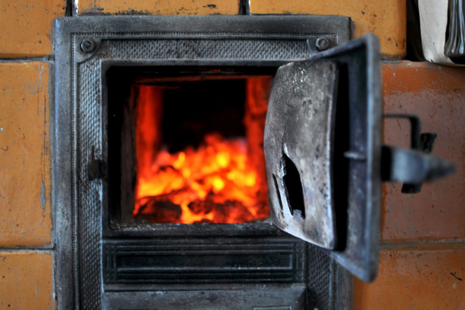 Dodatek węglowy przysługuje tym, którzy do ogrzewania domu lub mieszkania używają węgla. (ot. Shutterstock)