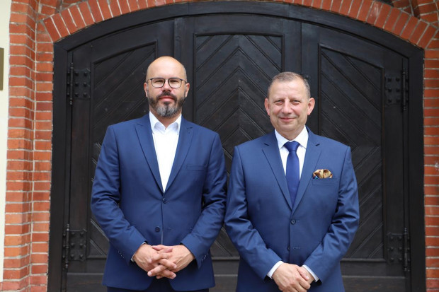 Burmistrz Ustki Jacek Maniszewski (z prawej) i jego zastępca Bartosz Gwóźdź-Sproketowski (fot. UM Ustka)