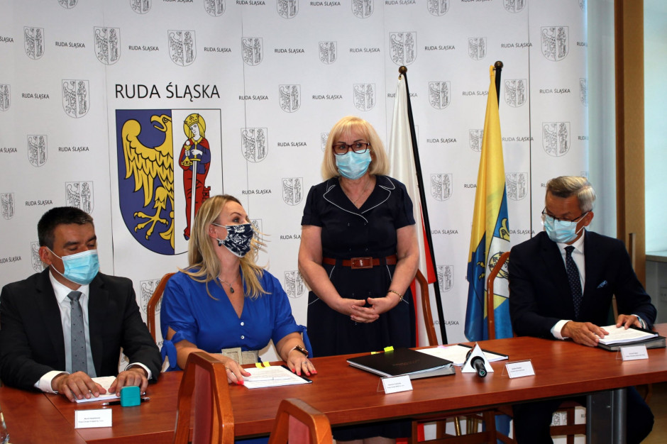 Oficjalne podpisanie umowy na realizację inwestycji (fot. UMRŚ) Oficjalne podpisanie umowy na realizację inwestycji (fot. UMRŚ)