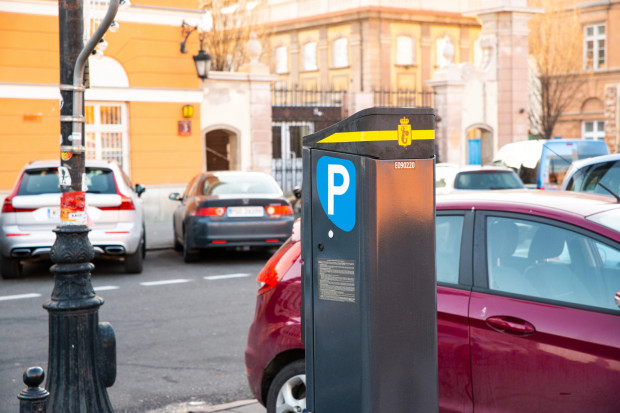 Warszawska Strefa Płatnego Parkowania Niestrzeżonego od września 2021 r. została rozszerzona o nowe obszary na Woli i Pradze-Północ (Fot. Shutterstock.com)