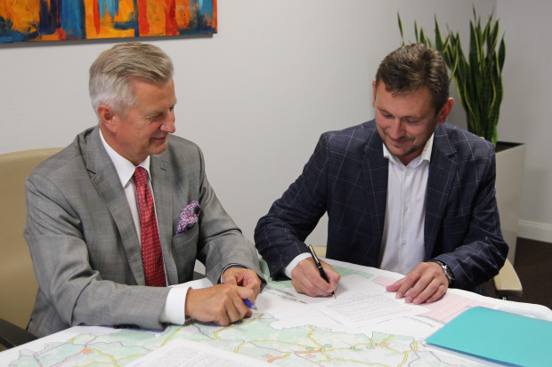 Przedstawiciele zarządu województwa podpisali notarialne oświadczenia o objęciu nowych udziałów w porcie lotniczym (fot. mat. UMWZP)