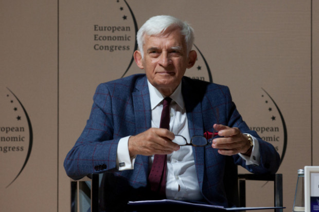Ze względu na nasze, własne wewnętrzne warunki potrzebna jest ta transformacja energetyczna - mówi Jerzy Buzek (Fot. PTWP)