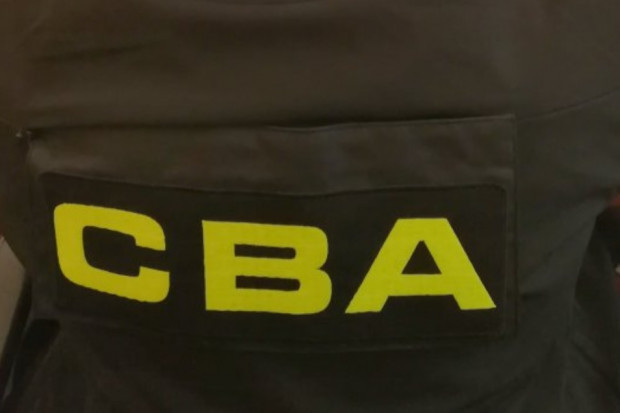 Funkcjonariusze CBA przeanalizują dokumentację techniczną (fot. cba.gov.pl)