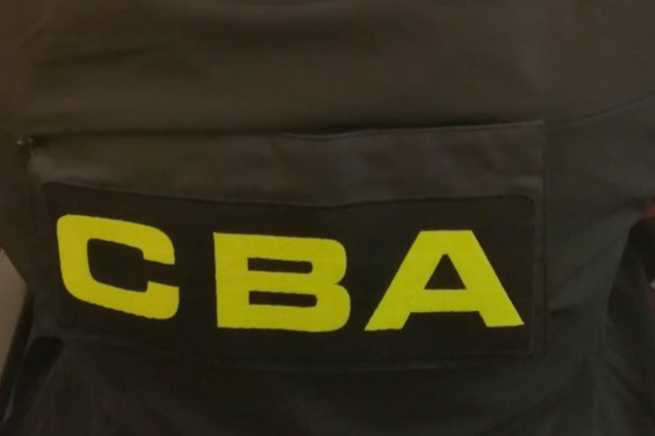 Funkcjonariusze CBA przeanalizują dokumentację techniczną (fot. cba.gov.pl) Funkcjonariusze CBA przeanalizują dokumentację techniczną (fot. cba.gov.pl)