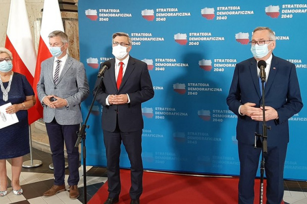 Konsultacje Strategii Demograficznej 2040 poprzedził briefing prasowy z udziałem ministra Stanisława Szweda (fot. TT/MRPiPS)