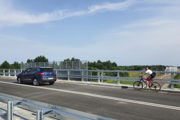 Drogowy wiadukt w Warce zastąpił przejazd kolejowo-drogowy (fot. plk-sa.pl)