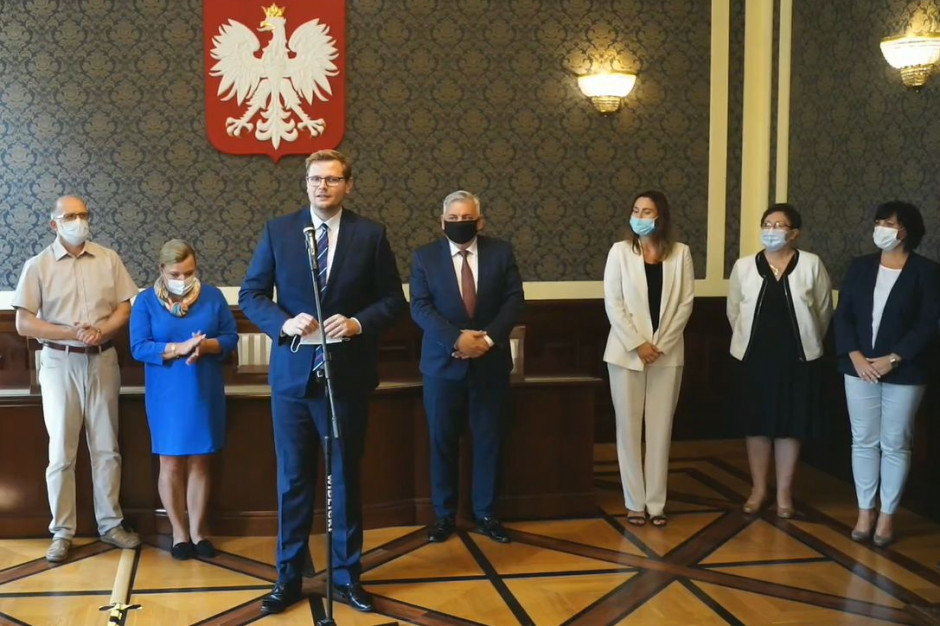 Zgodę na przekazanie tej nieruchomości podpisał w poniedziałek w Urzędzie Miasta Oława wiceminister sprawiedliwości Michał Woś (fot.facebook) Zgodę na przekazanie tej nieruchomości podpisał w poniedziałek w Urzędzie Miasta Oława wiceminister sprawiedliwości Michał Woś (fot.facebook)