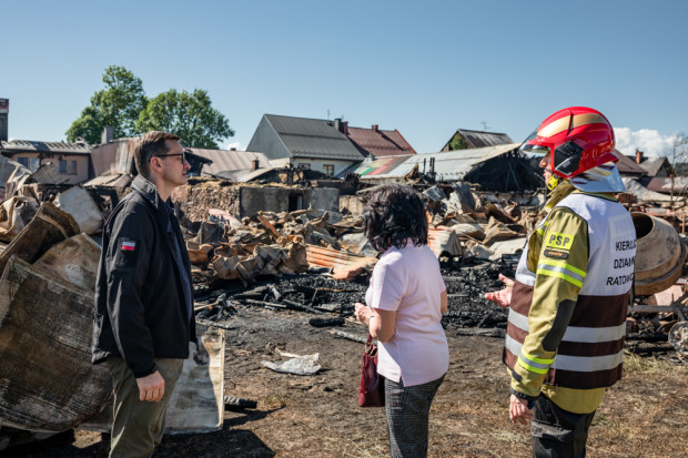 Premier Mateusz Morawiecki podczas wizyty w Nowej Białej, gdzie podczas nocnego pożaru spłonęło ok. 40 domów rodzinnych (fot. flickr/Kancelaria Premiera)