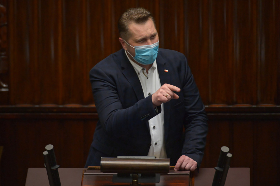 Minister edukacji i nauki Przemysław Czarnek na sali sejmowej 21.07.2021 roku (fot.PAP/Marcin Obara) Trzy zarzuty to za mało. Minister edukacji trzyma się mocno