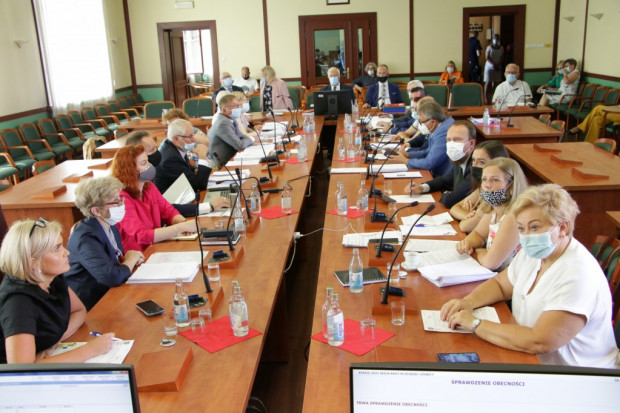 Lipcowa sesja legnickiej rady miasta przyniosła kadrową rewolucję w prezydium (fot. UM Legnica)