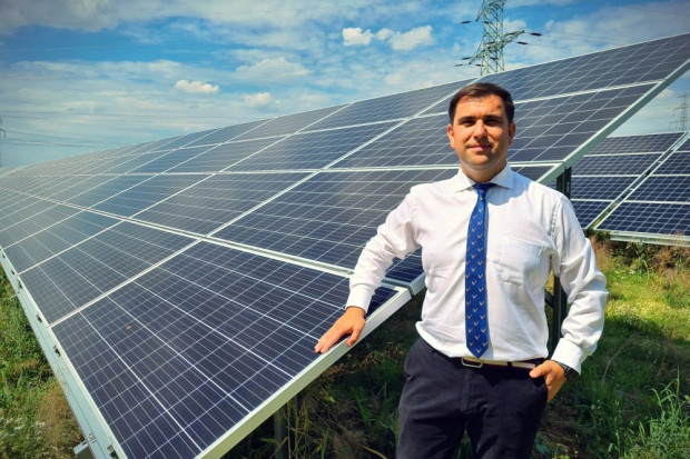 Chcemy by, uliczne lampy czy szkoły były zasilane z zielonej energii, podkreśla Emilian Bera, burmistrz Jawora. (fot. mat. pras.)