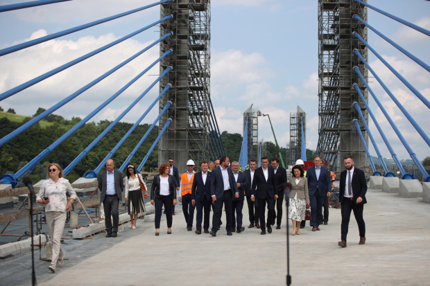 Nowy most na Dunajcu w Kurowie ma ułatwić podróż pomiędzy Brzeskiem a Nowym Sączem (fot. PAP/Łukasz Gągulski)