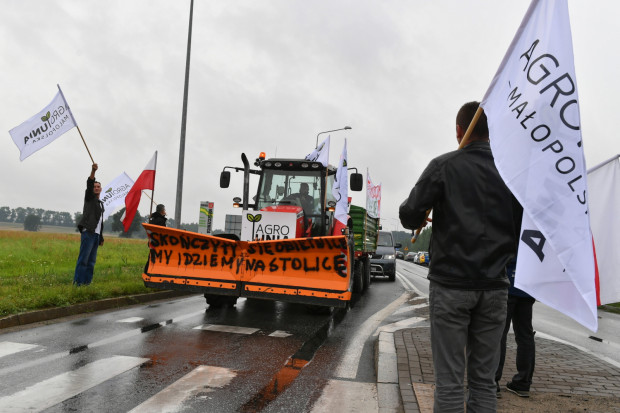 Rolnicy blokują drogę krajową nr 12 pod Piotrkowem Trybunalskim (fot. PAP/Grzegorz Michałowski)