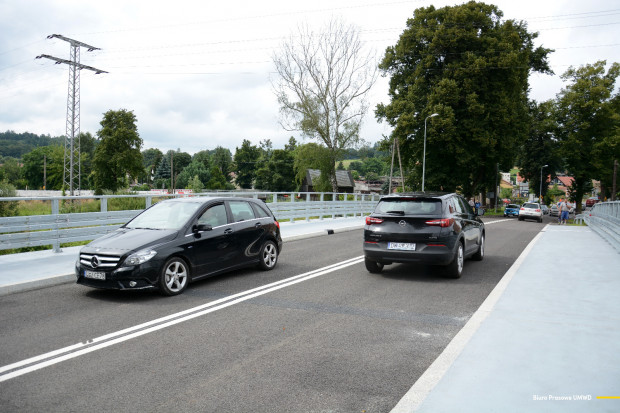 W miejscu starego mostu powstała nowa betonowa konstrukcja o długości ponad 35 m z asfaltową jezdnią (fot.: biuroprasowe/umwd.dolnyslask.pl)