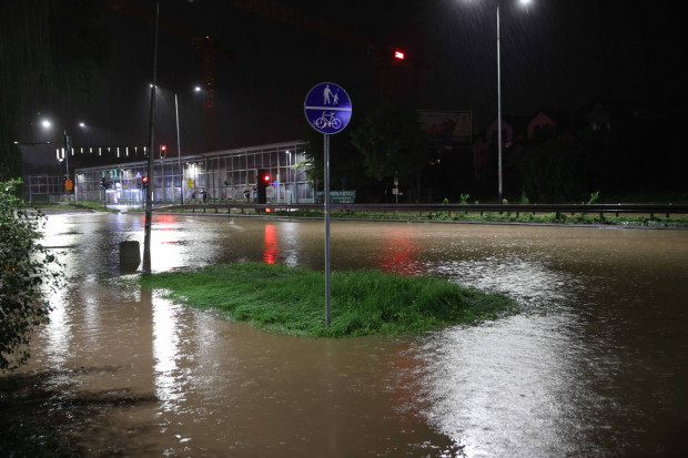 W wyniku ulewnych deszczów padających w Krakowie i okolicach od czwartku doszło do wielu podtopień, zalane są też drogi i ulice (fot.PAP/Łukasz Gągulski)