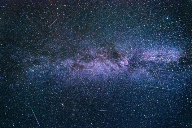 Współcześnie wiadomo, iż "spadająca gwiazda" (meteor) niewiele ma wspólnego z gwiazdami. Jego źródłem jest skalna drobina (meteoroid), która wpadła w ziemską atmosferę (fot.pixabay)