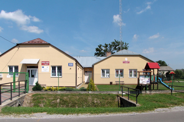 Według Leszka Swiętalskiego utrzymywanie małych szkół wiejskich nie zawsze ma uzasadnienie merytoryczne. ( zdjęcie ilustracyjne, autor: Przemysław Czopor, CC BY 3.0/Wikimedia )