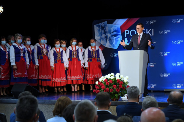 Staramy się znaleźć równowagę między polityką gospodarczą i polityką społeczną - mówił w Zakrzewie Mateusz Morawiecki.  Fot. PAP/Tytus Żmijewski