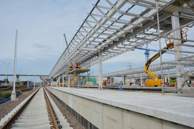 Konstrukcja wiaty na nowo budowanym peronie stacji Warszawa Zachodnia (fot. Martyn Jandula/PKP PLK)