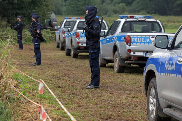 Policja na polsko-białoruskiej granicy w pobliżu miejscowości Usnarz Górny (fot.PAP/Artur Resko)