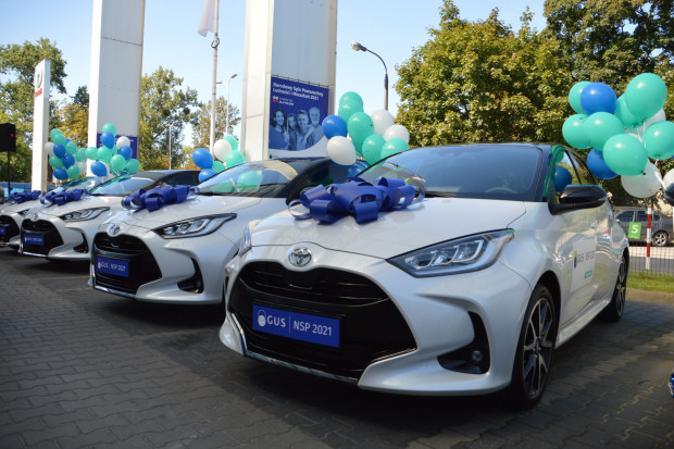 16 samochodów Toyota Yaris - głównych nagród w Loterii Spisowej, ma już nowych właścicieli (fot. GUS)