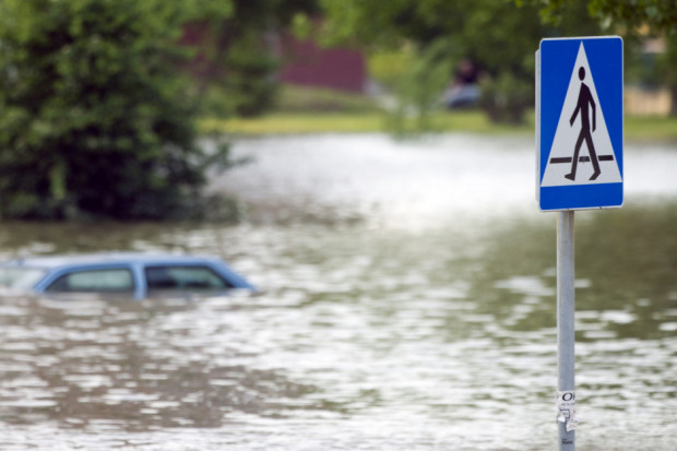 Skutki zmian klimatycznych to coraz częstsze powodzie z jednej strony i susze z drugiej (Fot. Shutterstock)