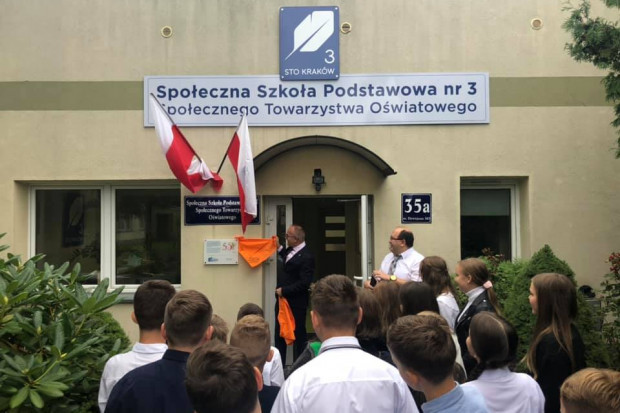 Większość dyrektorów wypowiada się jednak pozytywnie o kondycji własnych placówek. Na zdjęciu: Społeczna Szkoła Podstawowa nr 3 STO w Krakowie (fot. FB)