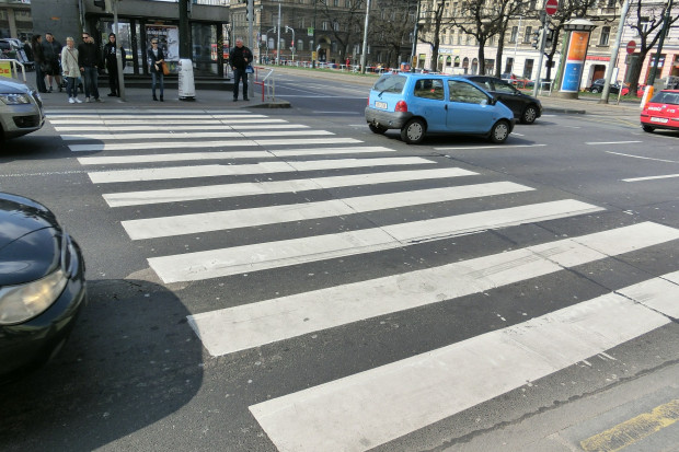 Od czerwca 2021 roku samochody muszą zatrzymywać się, jeśli do przejścia zbliża się pieszy (fot. Mike Ljung/pixabay)