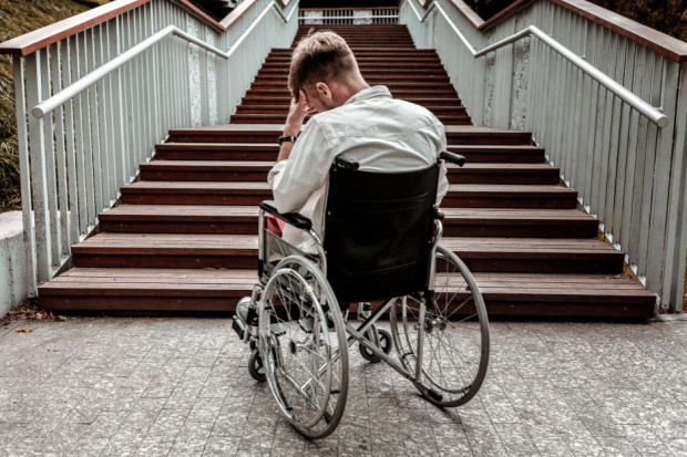 Od 6 września osoby z niepełnosprawnościami i ich opiekunowie będą mogli skarżyć instytucje publiczne z brak dostępności (fot. Shutterstock).