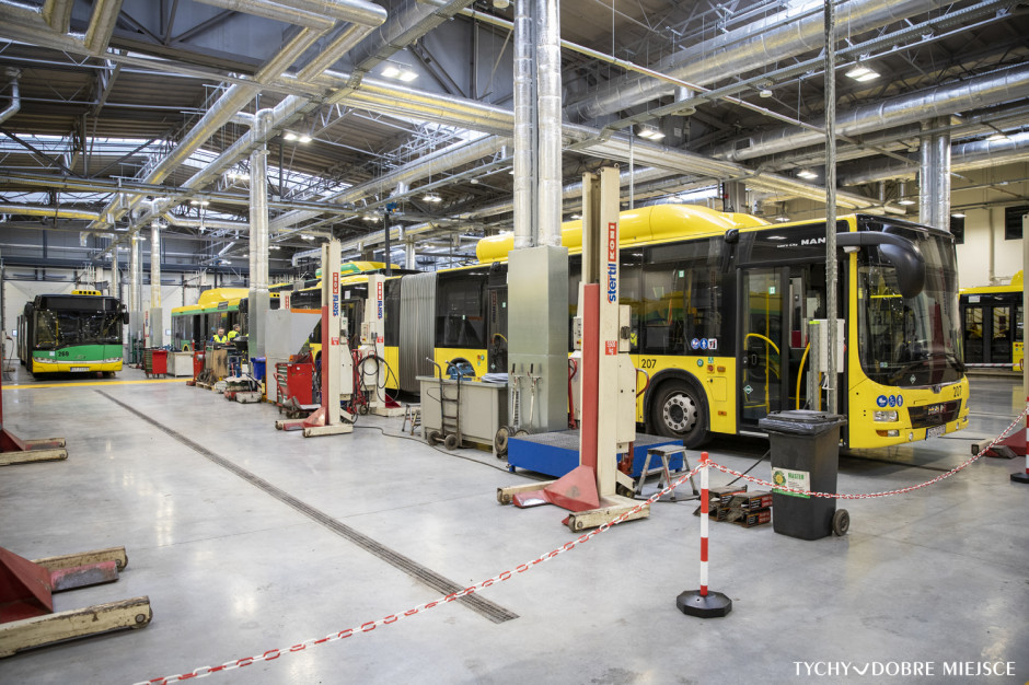 Stanowiska postojowe dla autobusów wyposażono w dodatkowe punkty tankowania gazu (fot. umtychy.pl/Piotr Podsiadły) Stanowiska postojowe dla autobusów wyposażono w dodatkowe punkty tankowania gazu (fot. umtychy.pl/Piotr Podsiadły)
