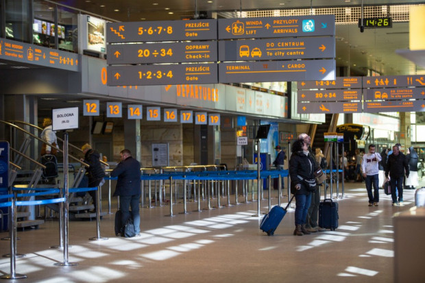 Zainaugurowana we wtorek automatyczna kontrola graniczna na krakowskim lotnisku usprawni proces odprawy pasażerskiej, poprawi jej bezpieczeństwo i zminimalizuje ryzyko błędów (Fot. Shutterstock.com)