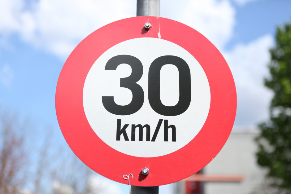 Podjęta rezolucja ma doprowadzić do osiągnięcia celu zerowej liczby ofiar śmiertelnych na drogach UE do 2050 roku. (fot. Scott Schiller/flickr) Podjęta rezolucja ma doprowadzić do osiągnięcia celu zerowej liczby ofiar śmiertelnych na drogach UE do 2050 roku. (fot. Scott Schiller/flickr)