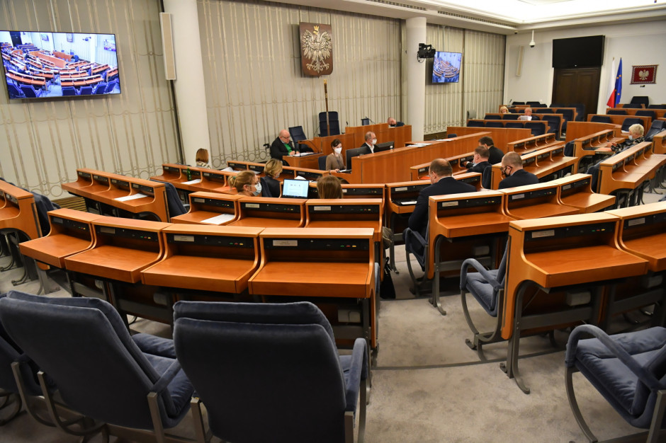 Zwiększenie dotacji dla samorządów z budżetu państwa z 8 do 12 mld zł zakłada jedna z poprawek w komisji senackiej (Fot. Shutterstock.com) Zwiększenie dotacji dla samorządów z budżetu państwa z 8 do 12 mld zł zakłada jedna z poprawek w komisji senackiej (Fot. Shutterstock.com)
