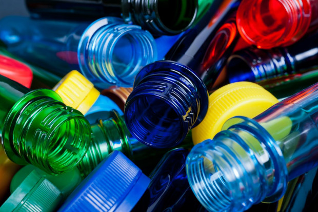 Polski system depozytowy przewiduje na razie tylko kaucję na butelki plastikowe (fot. shutterstock)