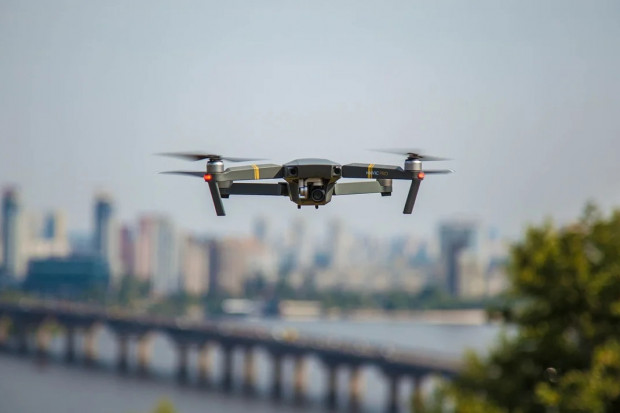 Drony mogą w przyszłości służyć osobom wykluczonym transportowo (fot. Pixabay)