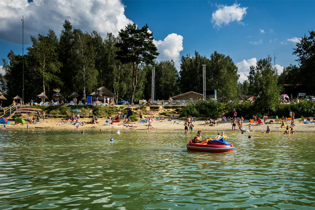 Polańczyk to jedno z najbardziej znanych miejsc nad jeziorem Solińskim (fot.  podkarpackie.eu)
