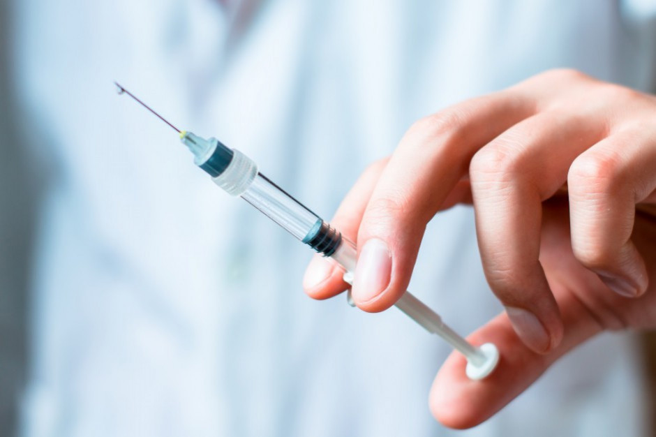 Dawka przypominająca podawana jest osobom zaszczepionym, które ukończyły podstawowy schemat szczepienia przeciwko COVID-19 w celu poprawy, utrwalenia i przedłużenia ochrony po szczepieniu ( fot.shutterstock)