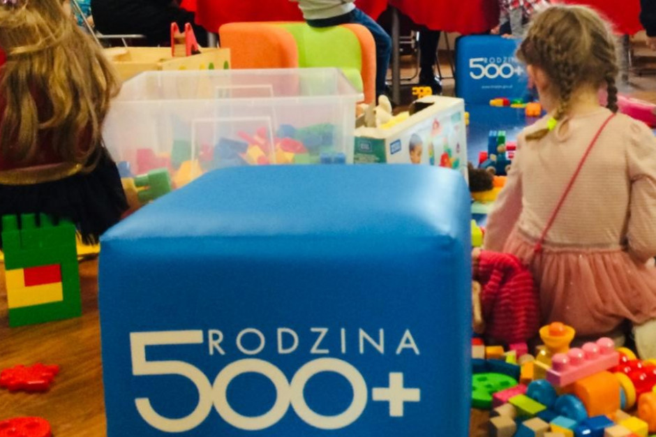 Wcześniej podobne zmiany przeprowadzono w programie "Dobry start", czyli w tzw. wyprawce szkolnej. Już od tego roku obsługą świadczenia zajmuje się Zakład Ubezpieczeń Społecznych, a wnioski są składane online (fot. gov.pl) Wcześniej podobne zmiany przeprowadzono w programie "Dobry start", czyli w tzw. wyprawce szkolnej. Już od tego roku obsługą świadczenia zajmuje się Zakład Ubezpieczeń Społecznych, a wnioski są składane online (fot. gov.pl)